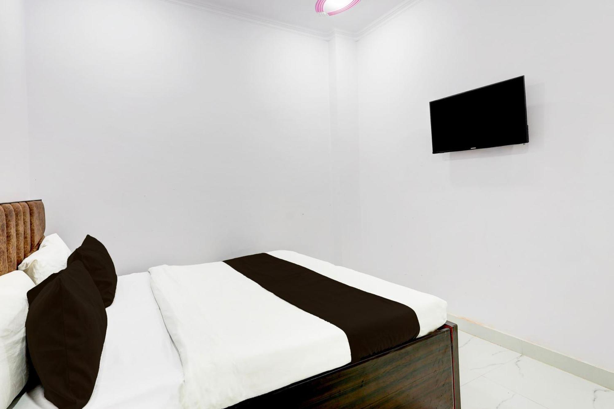 Hotel The Arrow Near Paschim Vihar 델리 외부 사진