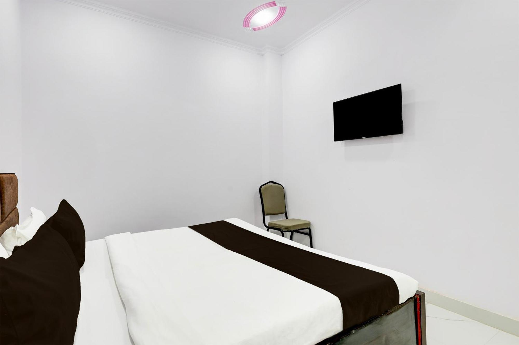 Hotel The Arrow Near Paschim Vihar 델리 외부 사진