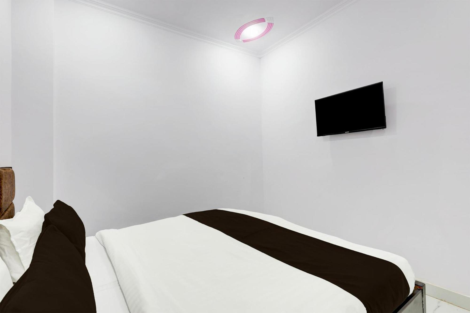 Hotel The Arrow Near Paschim Vihar 델리 외부 사진