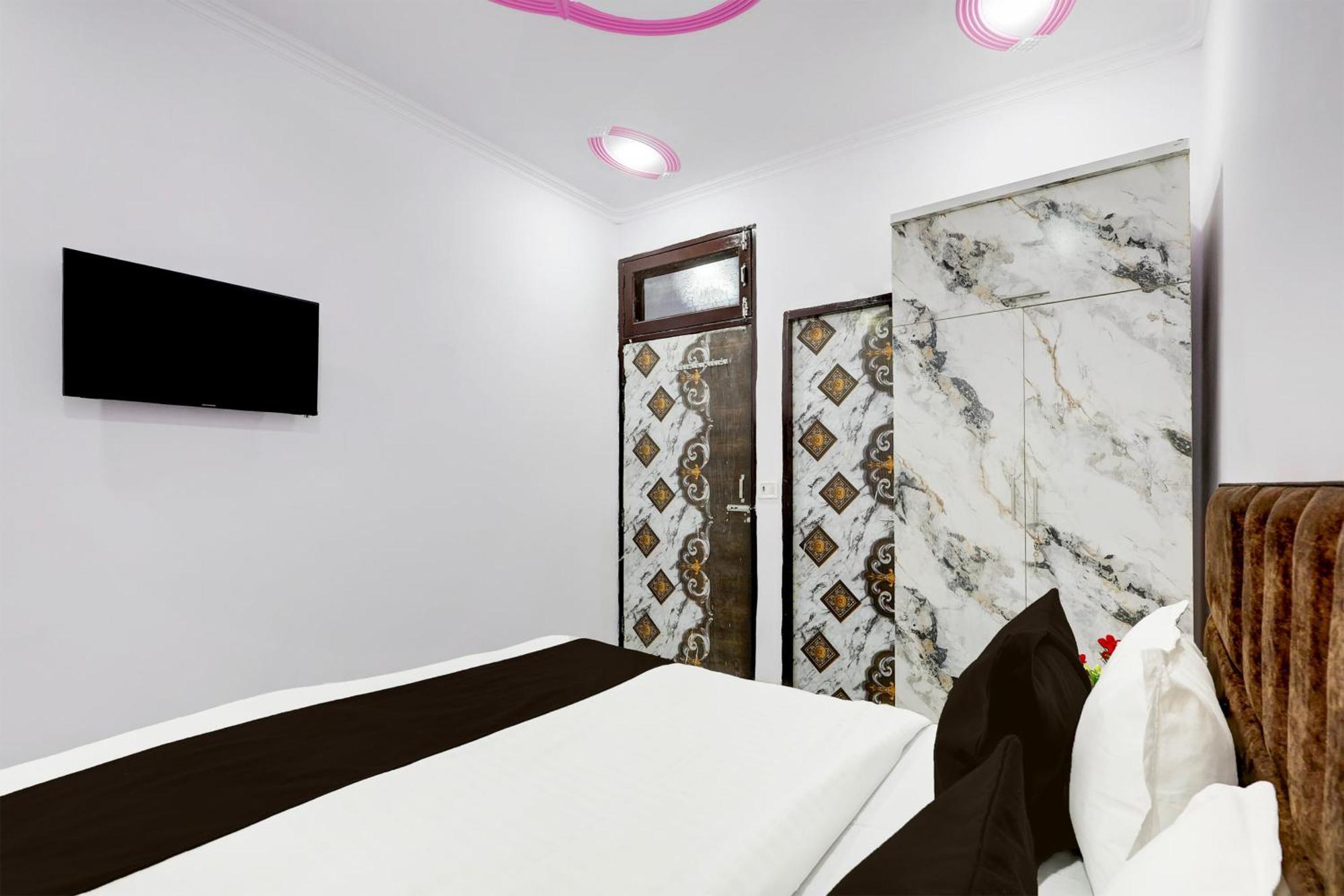 Hotel The Arrow Near Paschim Vihar 델리 외부 사진